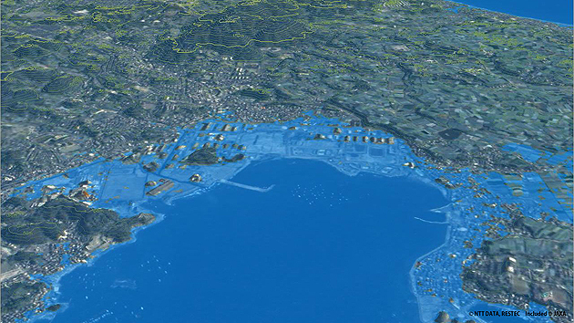 3D地図の利用の一例。洪水・津波危険エリアの把握ができる。（提供：NTTDATA, RESTEC Included, JAXA）