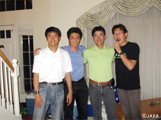 JAXA管制官の内山崇さん（左から二人目）は宇宙飛行士に選ばれた大西卓哉、油井亀美也、金井宣茂飛行士と今も仕事でも、プライベートでも「同士」。写真はこうのとり3号機の飛行前審査で訪れた米国ヒューストンで。（提供：JAXA）