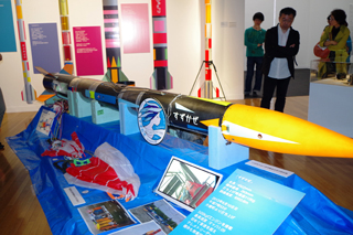「なつのロケット団」が実際に北海道で打ち上げたロケット、「すずかけ」がゴロンと横たわる。
