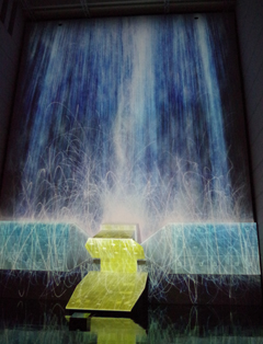 チームラボの「憑依する滝、人工衛星の重力」。流れ落ちる滝を受けるのは「だいち2号」の実物大模型。