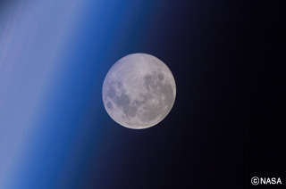 アポロ月面着陸から45年。再び世界の関心が月に向かっている。写真は国際宇宙ステーションから撮影した月。（提供：NASA）