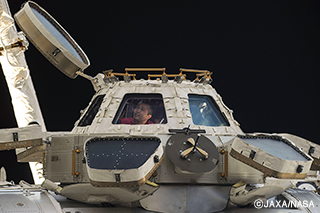 宇宙の仕事の醍醐味は「毎日、新しい発見があること」と若田飛行士。国際宇宙ステーションの展望室キューポラで（提供：JAXA/NASA）