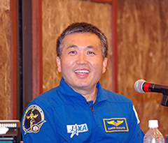 7月29日、東京都内で行われた記者会見で。親しみやすい笑顔が若田船長のトレードマーク