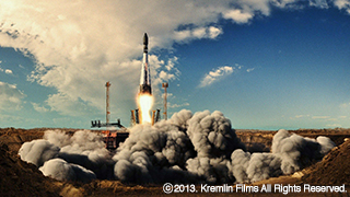 ガガーリンの打ち上げシーン。赤茶けた砂漠が広がり、まるで「火星」のようなバイコヌール宇宙基地の風景は当時も今も変わらない。ガガーリンが旅立った発射台から若田飛行士ら日本の宇宙飛行士も飛び立っている。宇宙ファン必見のポイント。(c)2013. Kremlin Films All Rights Reserved.