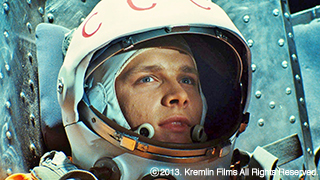 ユーリー・ガガーリンはなぜ3000人以上のパイロットから選ばれたのか。この映画を見ると納得できる。打ち上げ後、ラジオを聞いて初めてガガーリンが宇宙に行ったことを知る両親や妻の様子も見どころだ。(c)2013. Kremlin Films All Rights Reserved.