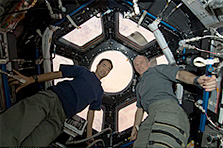 ISSに取り付けられた展望室キューポラで、ジェフ・ウィリアムズ飛行士と。窓から見えるのはサハラ砂漠（提供：NASA）