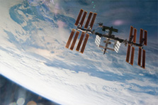 ほぼ完成した国際宇宙ステーション。スペースシャトルから撮影。（提供：NASA）