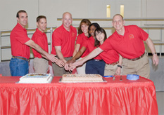 3月10日に行われたシャトルミッション打上げ前恒例のケーキカットセレモニー。山崎飛行士を入れて女性が3人。右から4人目は元高校教師のリンデンバーガー飛行士。NASAは教師からも宇宙飛行士を募集している（提供：NASA）