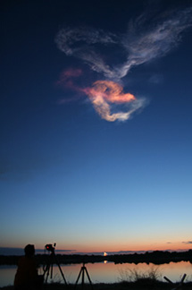 打ち上げ後に表れた「ハート形の雲」遠くに見えるのが発射台。プレスサイトから