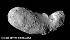 小惑星イトカワ。小惑星は太陽系が生まれた頃の状態を今も留める太陽系の化石。重力が小さいため、宇宙飛行士が着陸・離陸するのも火星ほど燃料を必要としない。（提供：JAXA）