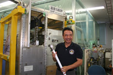 JAXA筑波宇宙センターでの訓練公開で、この笑顔が古川さんの最大の魅力だ。