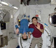 2010年4月、国際宇宙ステーション「きぼう」日本実験棟内の野口飛行士と山崎飛行士。（提供：NASA）