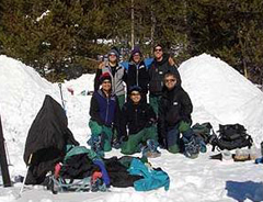 2006年2月、野外リーダーシップ訓練に参加（前列中央）。雪山をスキーで移動後、毎日約5時間かけてねぐらとなる雪シェルターを作る。過酷な状況で状況判断を鍛える訓練。（提供：NASA） 