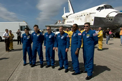 帰還したディスカバリー号と宇宙飛行士たち。右から3人目がスティーブン・リンゼイ宇宙飛行士。（提供：NASA）
