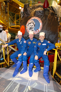 宇宙船ガガーリン号と３人の米ロの宇宙飛行士たち。白衣を来てる人がちらっと見えるのが技術者たち。おばちゃんも多い。（提供：NASA）