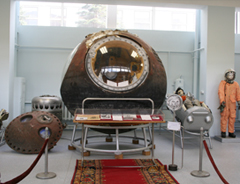 エネルギア博物館にあるガガーリンカプセルの実物。耐熱材が剥がれてボロボロになっている。右横にあるのが脱出椅子。