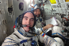ソユーズ宇宙船のシミュレーターで訓練を行う古川飛行士（奥）。古川さんは緊急事態でかつ船長が操縦できなくなった場合に操縦を担当するフライトエンジニア。（提供：JAXA/GCTC）