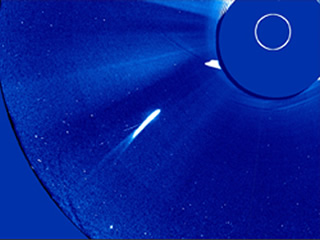 太陽観測衛星SOHOが2010年3月に撮影したクロイツ群の彗星。右上の太陽（白い円）は隠されている。（提供：NASA/SOHO）
