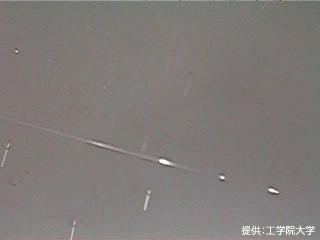 やぎ座流星群の写真。何度も爆発的に増光している様子がよくわかる。撮影：1980年8月12日 0時41分46秒（提供：工学院大学）