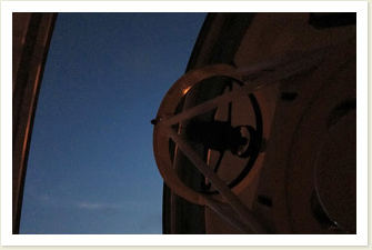 天体観望会でドームが開く。参加者から歓声が！