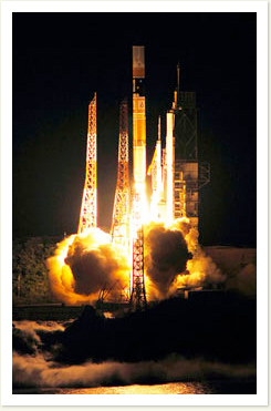 20時17分、定刻通り打ち上げられたH-IIAロケット。夜の打ち上げはドラマチックだ。（提供：JAXA）