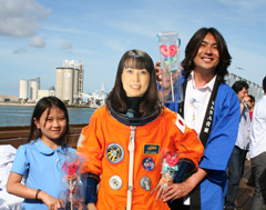 等身大の直子さんを囲む、大地さん（右）と優希ちゃん