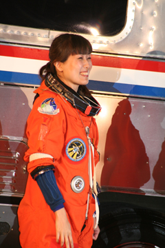 発射台に向かう約4時間前。報道陣に向かって手を振る山崎飛行士の輝く笑顔。見ているこちらも嬉しくなる。「行ってらっしゃい！」