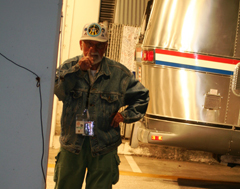 宇宙飛行士が出てくる前から、プレスの前を行ったり来たりするこのおじいちゃん、何者？詳しくは次回。