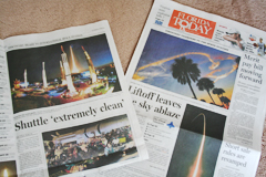 打ち上げ翌日の6日の地元紙。一面にはシャトルの噴煙の写真。中面にはKSCの観光施設に8000人が詰めかけ、寝袋やテントで夜を過ごして打ち上げを迎えたことが報じられている。