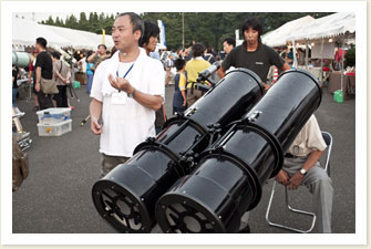 巨大な双眼望遠鏡は、会場でもひと際目立っていて存在感がありました。辺りはまだ明るいのに、月のクレーターもはっきり見えて圧倒されました！