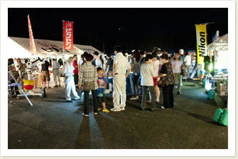 望遠鏡を覗かせてもらうための列。すべての望遠鏡を制覇したくなる人もいるとかいないとか…。