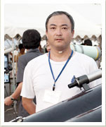 双眼望遠鏡のCONTACT山崎さん。動いてる月を追尾しながら丁寧に説明してくれました