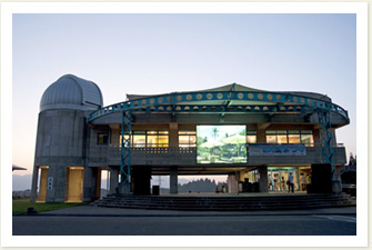 夕暮れ時に美しいシルエットをみせる胎内自然天文館。夕暮れ時に美しいシルエットをみせる胎内自然天文館。