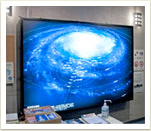 受付には大きなパネルスクリーン