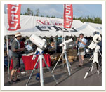 続々とセッティングされる望遠鏡。