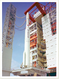 打ち上げ前のN-1ロケット1号機。右に見えるのが移動式組立棟。発射前に組立棟が移動して 、ロケットが姿を表す。（提供：JAXA）