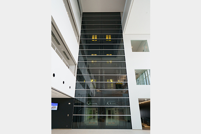 最新の省エネ技術が導入された三菱電機製展望用エレベーターの写真