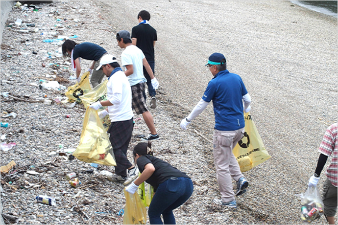 里山保全活動では、海岸の清掃を瀬戸内海の離島で定期的に行う。