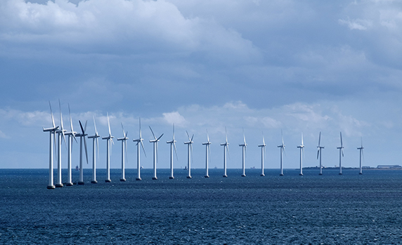 デンマーク首都コペンハーゲン沿岸の洋上風力発電。