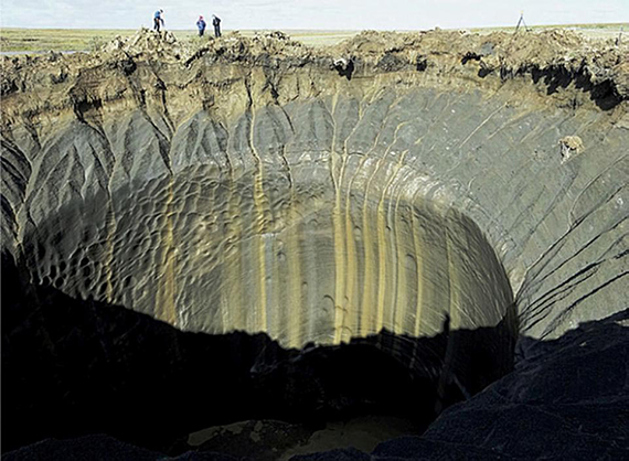 シベリアのツンドラ地帯ではここ数年、温度上昇によって巨大なクレーターがいくつも出現している。