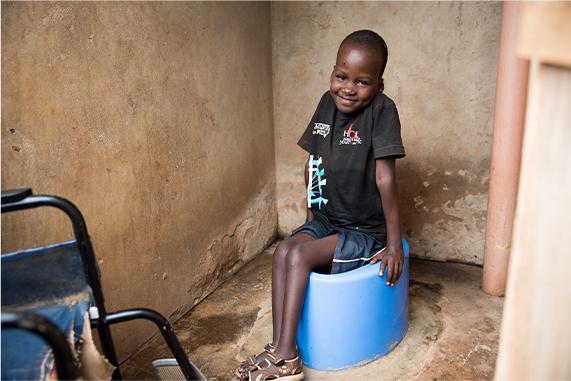 ケニアではスツール式トイレ「SATO」が障がいを持つ子どもたちのトイレ環境を改善（写真提供LIXIL）