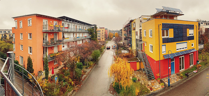 壁面や庇もソーラーパネルが設置されたドイツ・フライブルグ市　ヴォーバンの住宅群