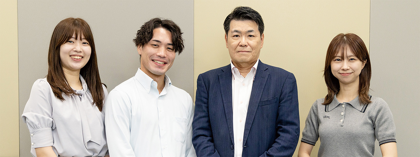写真左からインダストリー事業統括部 INシステム第二部 第一課 田中 和 氏、同 竹入 和樹 氏、インダストリー事業統括部 統括部長（理事） 武内 国博 氏、インダストリー事業統括部 INシステム第二部 第一課 常山 菜美 氏
