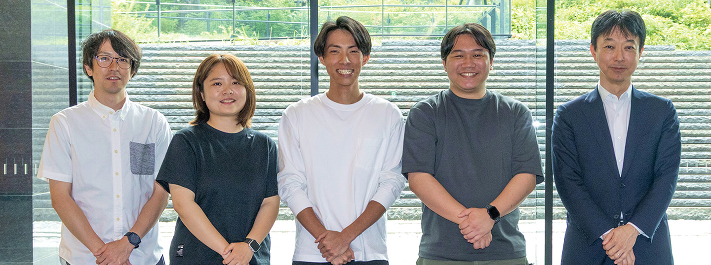 写真左から金融事業本部 サービス企画部 サービス開発課 西 健太朗 氏、同 羅 玉てい 氏、同 植西 陽太 氏、同 大垣 亘由 氏、金融事業本部 金融事業統括部 金融営業部 第五課 大森 正弘 氏