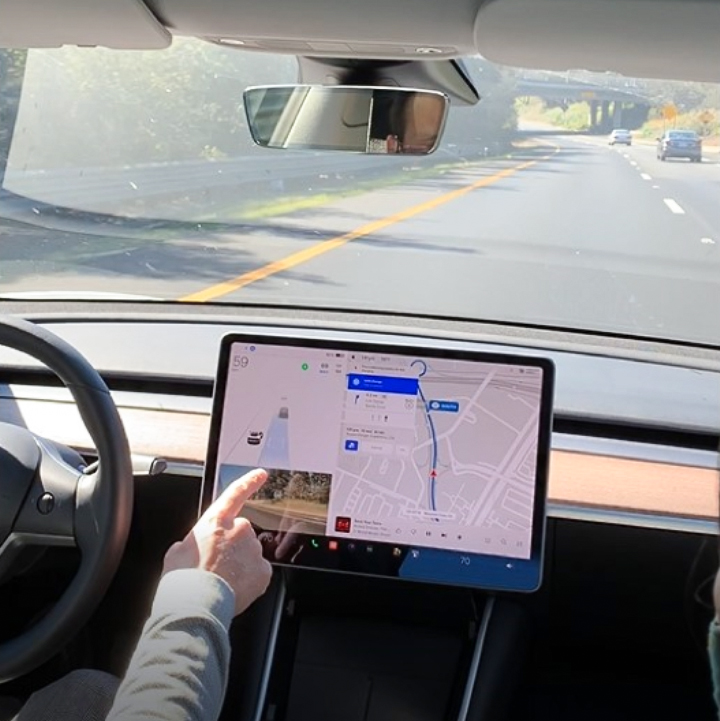 イメージ：テスラ車の自動運転体験