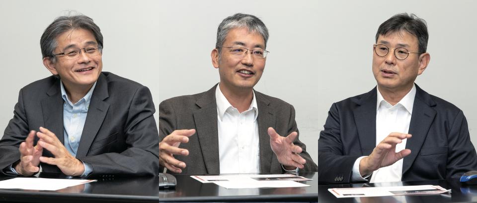 左から、三菱電機デジタルイノベーション株式会社 牛野 達司　取締役　第一ビジネスユニット長、諏訪 啓　取締役　第二ビジネスユニット長、雲田 憲太郎　取締役　第三ビジネスユニット長