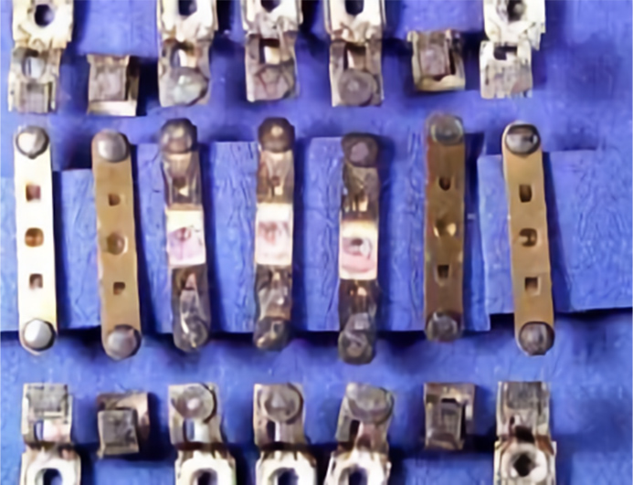 15年経過した補助継電器の接点部分